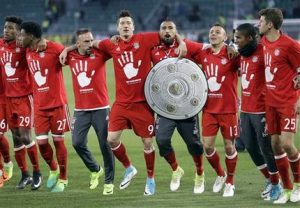 Los jugadores de Bayern Munich festejan tras vencer a Wolfsburgo y conquistar el título de la Bundesliga el sábado, 29 de abril de 2017, en Wolfsburgo, Alemania. (AP Photo/Michael Sohn)