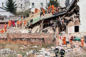 Tres muertos y al menos cuatro desaparecidos tras derrumbe edificio en Polonia