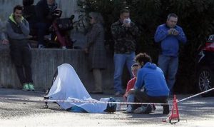 Una sábana cubre el cuerpo del ciclista del equipo Astana, Michele Scarponi, tras perder la vida en un accidente mientras se entraba el sábado, 22 de abril de 2017, en Filottrano, cerca de Ancona, Italia.  (Cristian Ballarini/ANSA via AP)