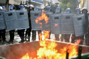 Al menos un muerto y 30 heridos por protestas en Paraguay contra reelección 