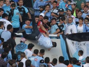 Fanático argentino arrojado desde gradas es declarado con muerte cerebral