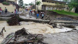 Aguaceros afectan a más de 200 familias en Tenares por colapso de puente