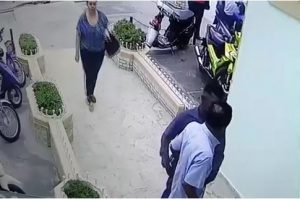 Video muestra momento en que empresario de San Juan es asaltado en pleno día