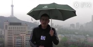 Un rayo alcanza a un reportero chino mientras daba el parte meteorológico