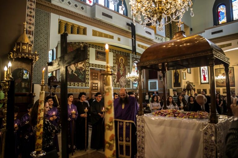 Los coptos de Egipto celebran el Viernes Santo sumidos en el dolor
