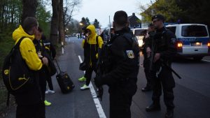 Autoridades descartan por ahora ataque terrorista en bus del Dortmund