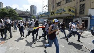 Policía reprime protesta de opositores en Caracas