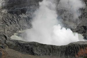 Volcán Poás de Costa Rica produce gran erupción de gases y cenizas