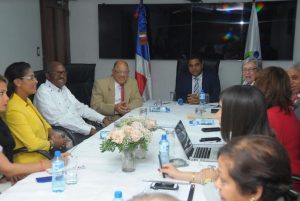Ministra de Salud se reúne con alcaldes; tratan cumplimiento manejo oportuno de desechos