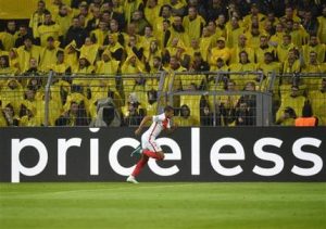 El jugador de Mónaco, Kylian Mbappé, festeja un gol contra Borussia Dortmund en un partido por los cuartos de final de la Liga de Campeones el miércoles, 12 de abril de 2017, en Dortmund, Alemania.  (AP Photo/Martin Meissner)