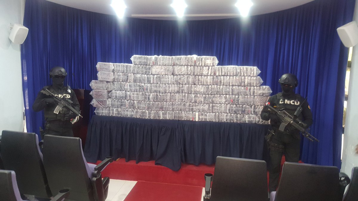 DNCD decomisa 390 paquetes de presunta droga en contendor dentro de empresa
