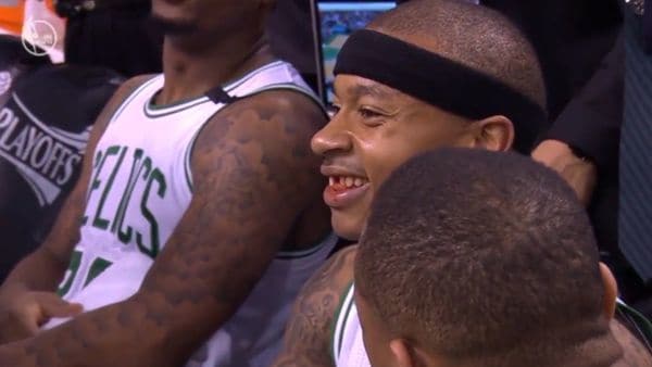Estrella de los Boston Celtics pierde un diente en pleno partido por duro codazo