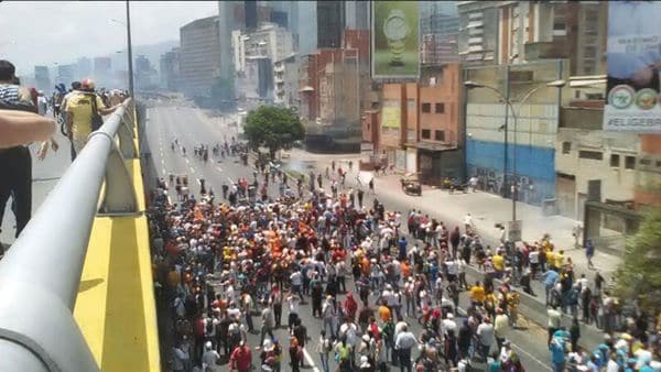 Miles de opositores resistían en la vía pese a que las autoridades los atacaban