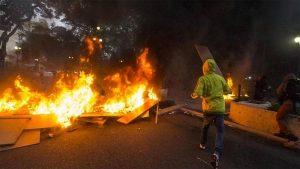 Disturbios en Brasil: manifestantes montaron barricadas con fuego para enfrentar a la Policía