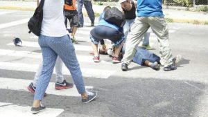 En estado critico manifestante herido de bala en Venezuela