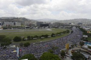 Miles de opositores cierran autopista de Caracas contra “golpe” del Supremo