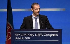 El presidente de la UEFA, Aleksander Ceferin, habla durante el congreso del oragnismo el miércoles, 5 de abril de 2017, en Helsinki. (Markku Ulander/Lehtikuva via AP)