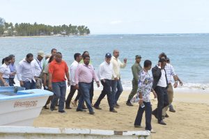 Ministro Medio Ambiente instruye rescate de playas en Samaná 