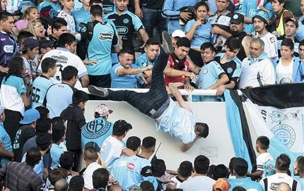 Muere fanático argentino arrojado desde gradas