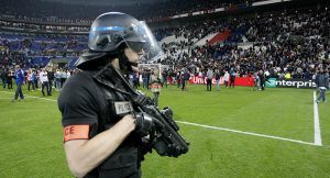 Fanáticos  violentos obligan a cancelar juego de fútbol en Francia