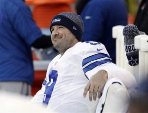 En esta foto de archivo del 1 de enero de 2017, el quarterback de los Cowboys, Tony Romo, sonríe en la banca durante un partido contra los Eagles de Filadelfia. (AP Photo/Matt Rourke, File)