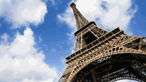La Torre Eiffel apaga sus luces por el atentado de San Petersburgo