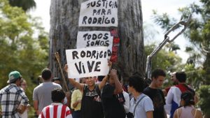 Manifestantes mantienen la presión en Paraguay para impedir que Cartes apruebe su reelección