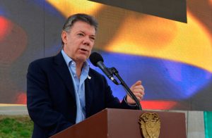 Juan Manuel Santos expresa preocupación por “la militarización de la sociedad” en Venezuela