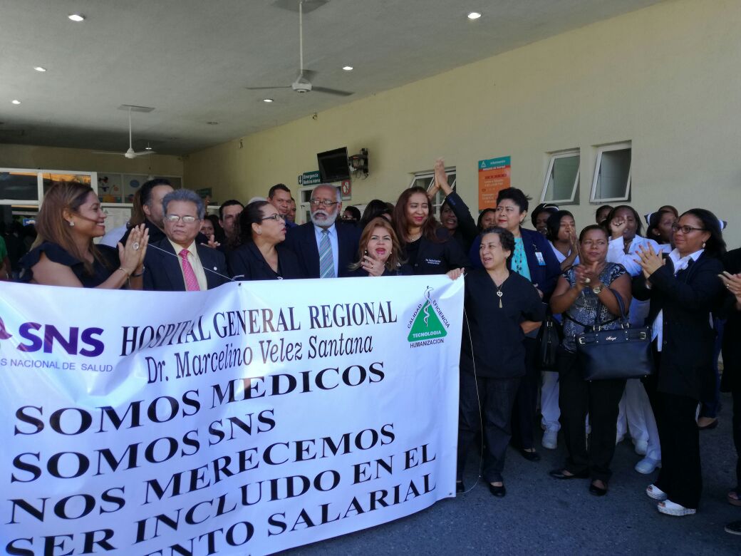 Médicos de hospital Marcelino Vélez protestan en demanda de aumento salarial