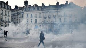 Dispersan con gases lacrimógenos manifestación contra el presidente electo Emmanuel Macron en Nantes, Francia