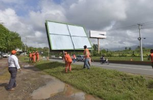 Obras Públicas y Medio Ambiente desmantelan vallas en autopista Duarte