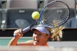 La rusa Maria Sharapova devuelve un tiro ante Christina Mchale en el Abierto de Italia el lunes, 15 de mayo de 2017, en Roma. (AP Photo/Andrew Medichini)