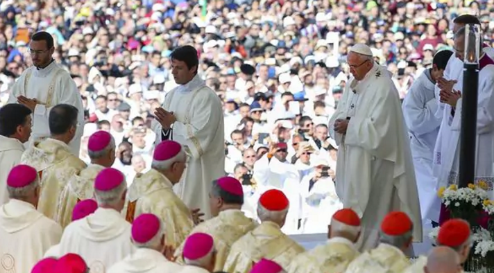 El Papa proclamó como santos a los pastorcitos Jacinta y Francisco en Fátima