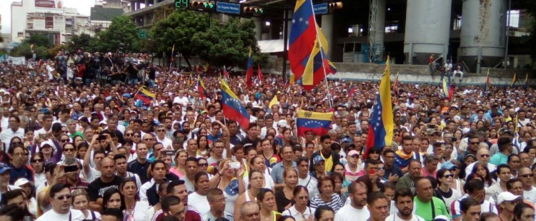 Venezolanos marchan hacia el Tribunal Supremo de Justicia en defensa de la Constitución