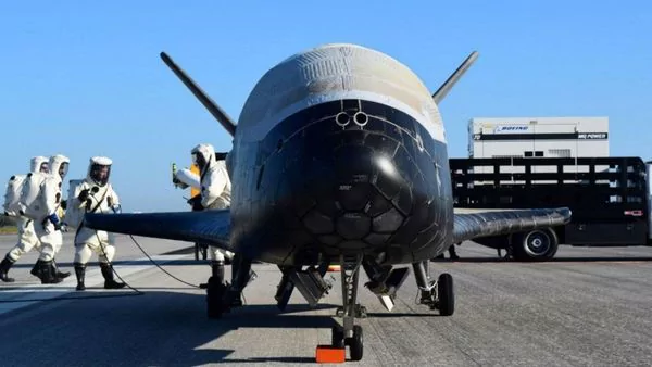 Avión espacial secreto de EEUU aterriza con una estruendosa explosión