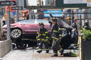 Automóvil atropella multitud dejando al menos un muerto y 12 heridos en  Times Square