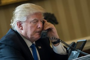 Donald Trump dice a líderes mundiales que le hablen a su celular