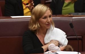 Legisladora australiana amamanta bebé durante sesión