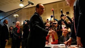 Hollande vota por última vez como presidente en su feudo electoral de Tulle