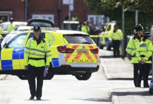 La policía patrulla la calle tras una arresto en Chorlton, Inglaterra, con relación al atentado con bombas en un concierto de Ariana Grande el martes, 23 de mayo de 2017. (Danny Lawson/PA via AP)