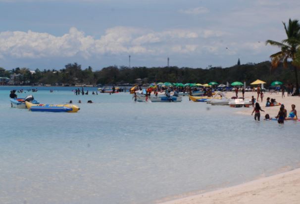 Dominicanos y extranjeros acuden a Boca Chica a darse el primer chapuzón del año