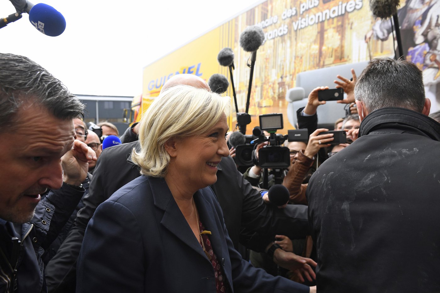 Con huevos e insultos recibieron a la candidata presidencial Marine Le Pen en una fábrica de Francia