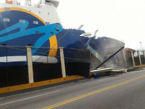 Barco choca en “Avenida del Puerto”