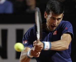 Novak Djokovic devuelve una pelota ante Juan Martín del Potro en los cuartos de final del Abierto de Italia el viernes, 19 de mayo de 2017, en Roma. (AP Photo/Gregorio Borgia)