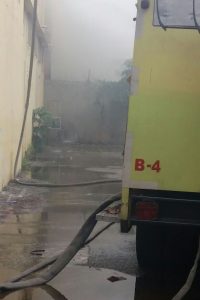 Fuego afecta almacén de tienda en Villa Consuelo