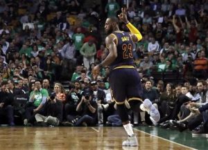 LeBron James, alero de los Cavaliers de Cleveland, celebra luego de embocar un triple en el quinto partido de la final de la Conferencia del Este ante los Celtics de Boston, el jueves 25 de mayo de 2017 (AP Foto/Elise Amendola)