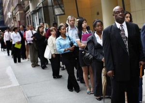 EEUU: desempleo llega a 4,4% en abril, su nivel más bajo en una década