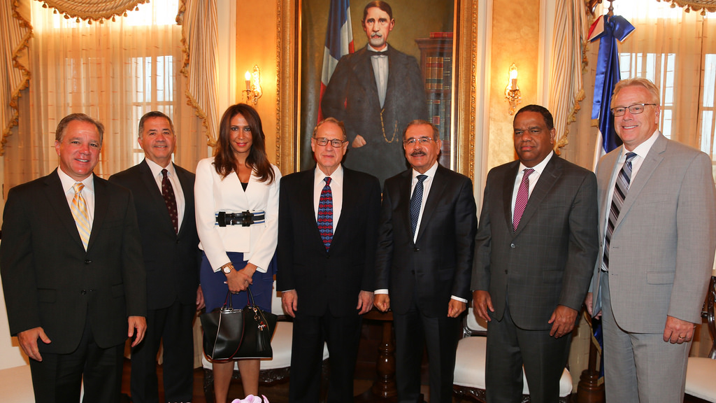 Ejecutivos de Medias Blancas de Chicago visitan al presidente Medina
