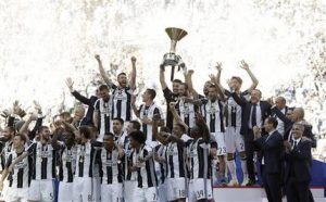 Los jugadores de la Juventus festejan luego de conquistar el título de la Serie A italiana, el domingo 21 de mayo de 2017, con un triunfo sobre Crotone (AP Foto/Antonio Calanni)