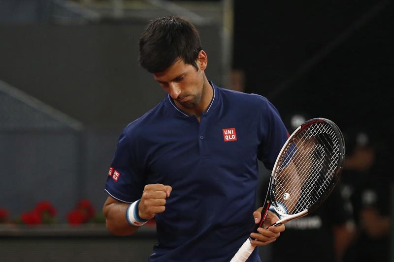 Djokovic avanza a cuartos en Madrid; Murray eliminado